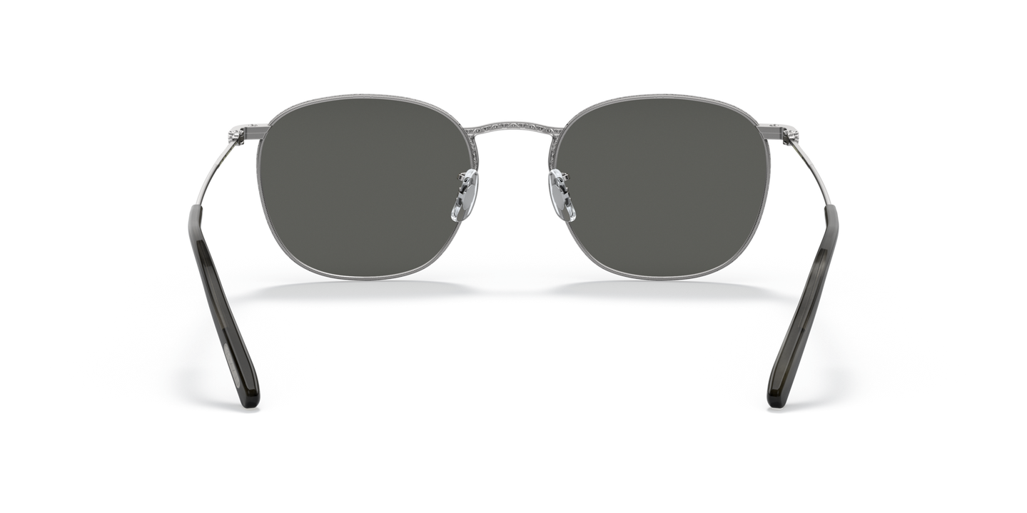 Oliver Peoples Goldsen Sun avec une monture Argent et des verres Gris - Image Plaquettes de nez