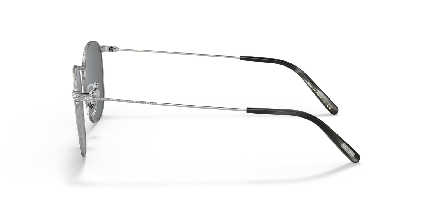 Oliver Peoples Goldsen Sun avec une monture Argent et des verres Gris - Image Oliver Peoples Logo