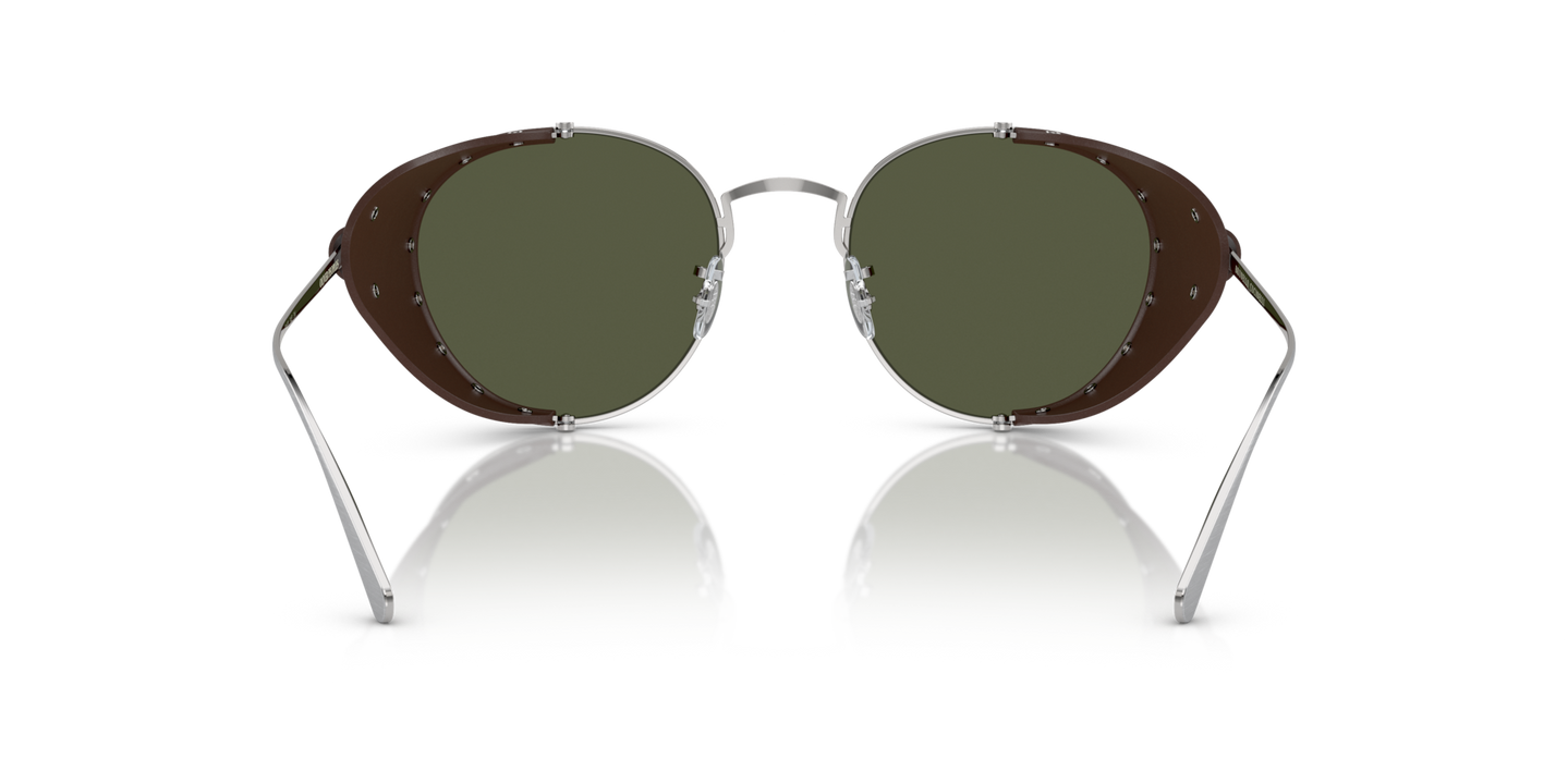 Oliver Peoples Cesarino-L avec une monture Brushed Silver/Sequoia Leather et des verres Vert - Image Plaquettes de nez