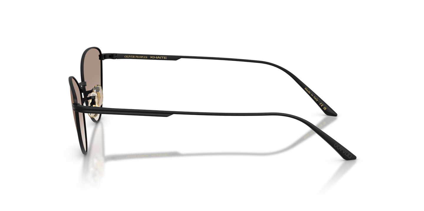 Sie Oliver Peoples 1998C mit Matt Schwarz Gestell und Braun Gläsern - Bild Khaite Bügel