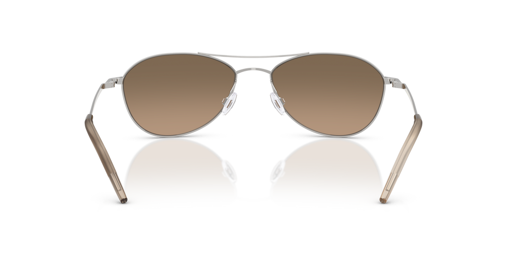 Oliver Peoples Aero II の シルバー フレームと サンドストーン