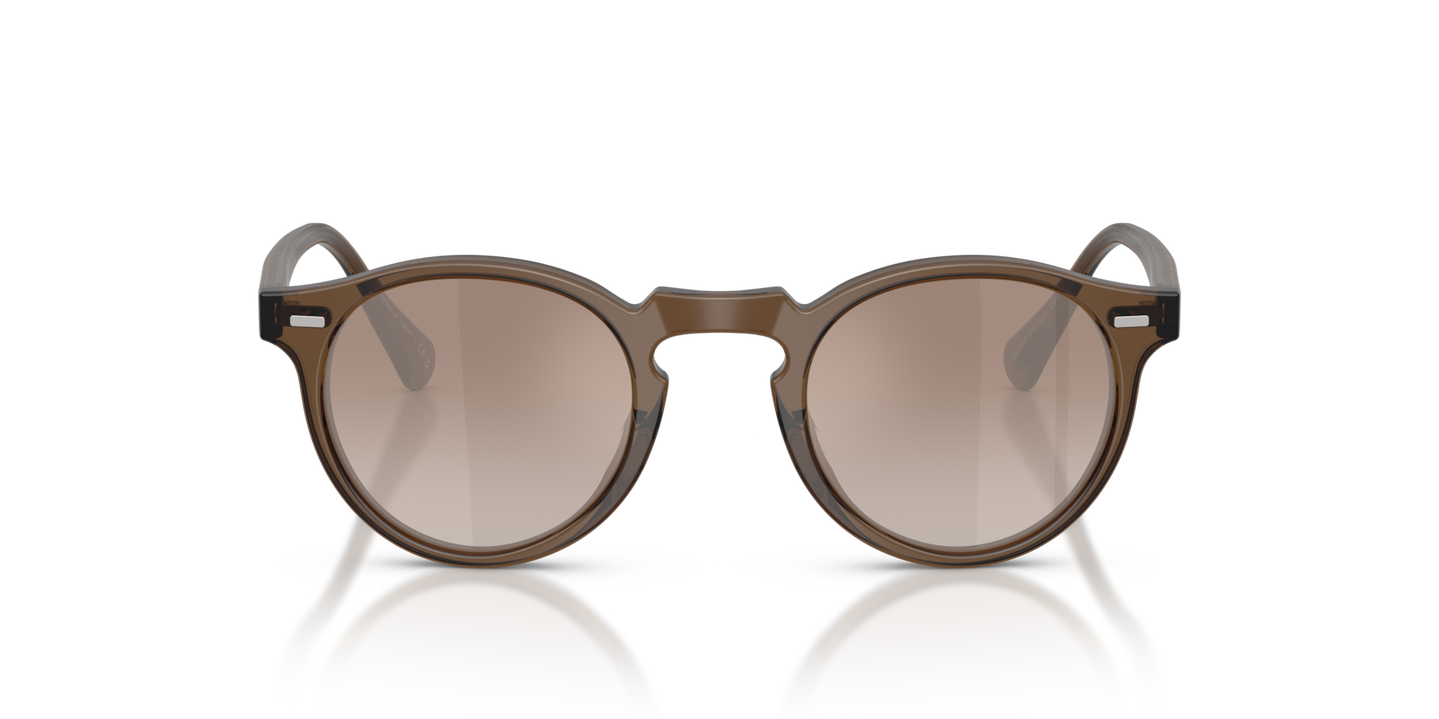 Oliver Peoples Gregory Peck Sun Exclusive con montatura Espresso semi-brillante e lenti  Marrone - Immagine Materiale