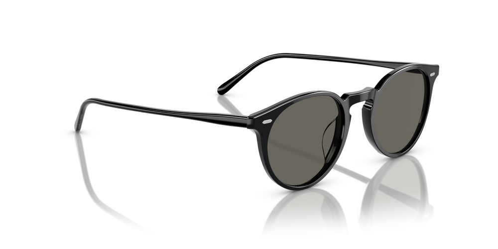 Oliver Peoples N.02 Sun の ブラック フレームと Carbon Grey レンズ