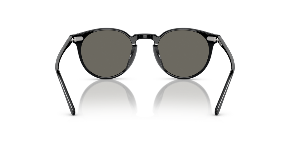Oliver Peoples N.02 Sun の ブラック フレームと Carbon Grey レンズ