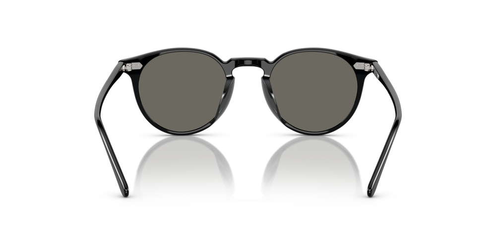 Oliver Peoples N.02 Sun の ブラック フレームと Carbon Grey レンズ Oliver Peoples N.02 Sun の ブラック フレームと Carbon Grey レンズ