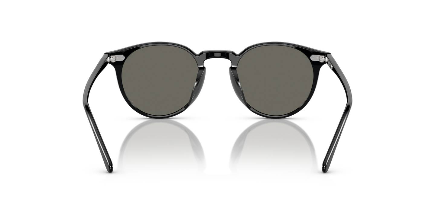 Sie Oliver Peoples N.02 Sun mit Schwarz Gestell und Grau Gläsern - Bild Stegplättchen
