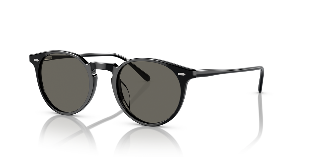 Oliver Peoples N.02 Sun の ブラック フレームと Carbon Grey レンズ Oliver Peoples N.02 Sun の ブラック フレームと Carbon Grey レンズ