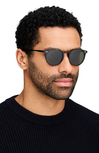 Oliver Peoples N.02 Sun の ブラック フレームと Carbon Grey レンズ