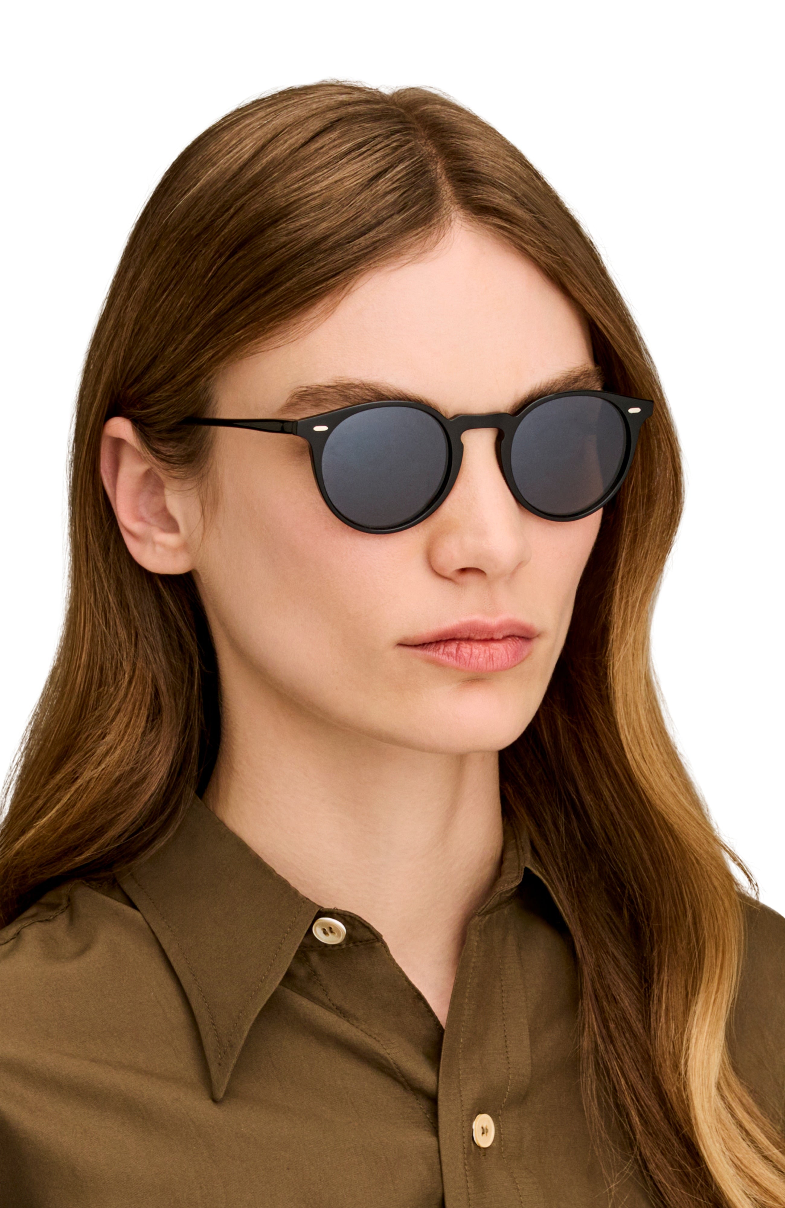 Oliver Peoples N.02 Sun の ブラック フレームと Carbon Grey レンズ