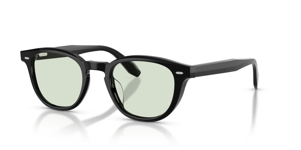 Oliver Peoples N.07 Sun の ブラック フレームと スカイブルー Oliver Peoples N.07 Sun の ブラック フレームと スカイブルー