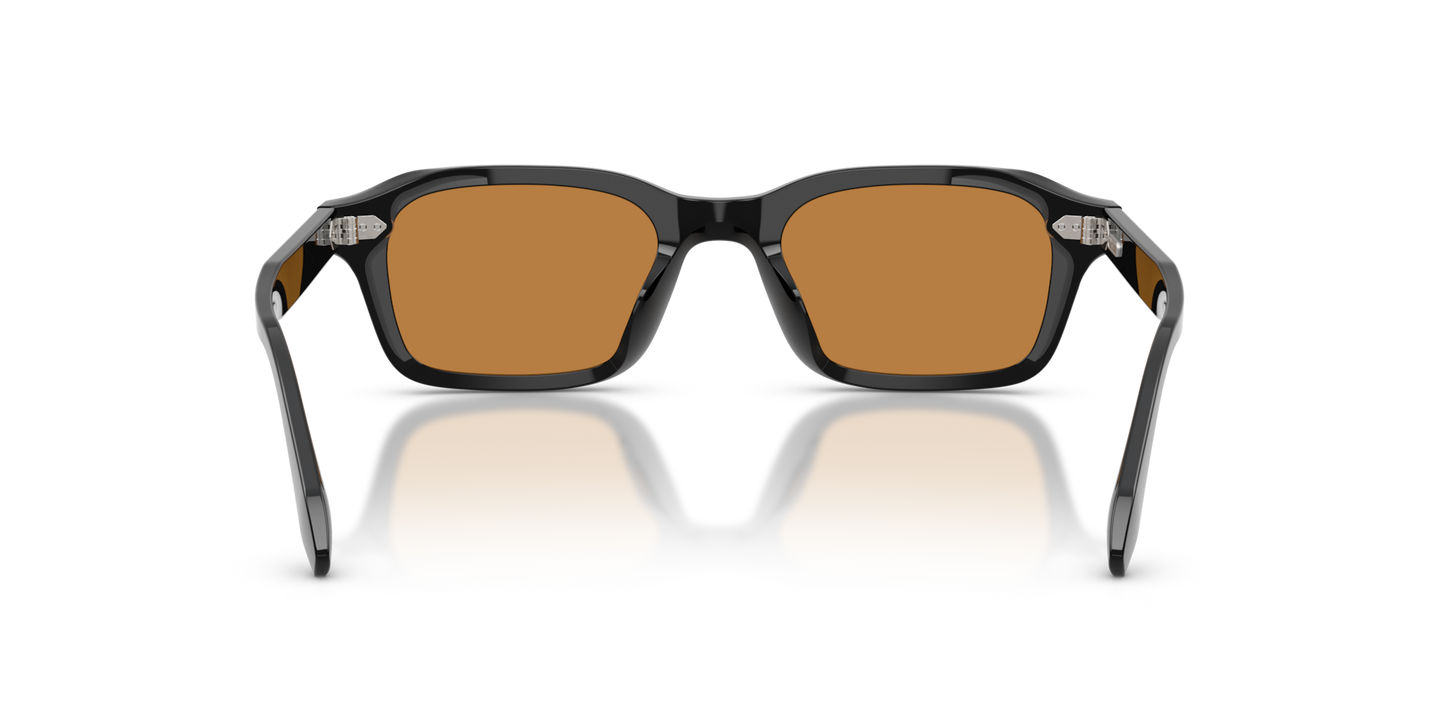 Sie Oliver Peoples N.08 Sun mit Schwarz Gestell und Braun Gläsern - Bild Stegplättchen