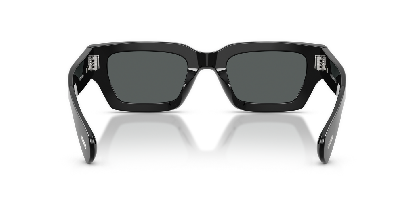 Oliver Peoples Edition 6 の ブラック フレームと Carbon Grey レンズ